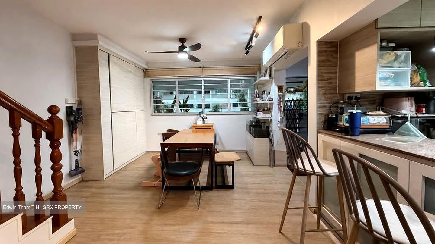 Blk 327 Jurong East Street 31 (Jurong East), HDB Executive #554154261